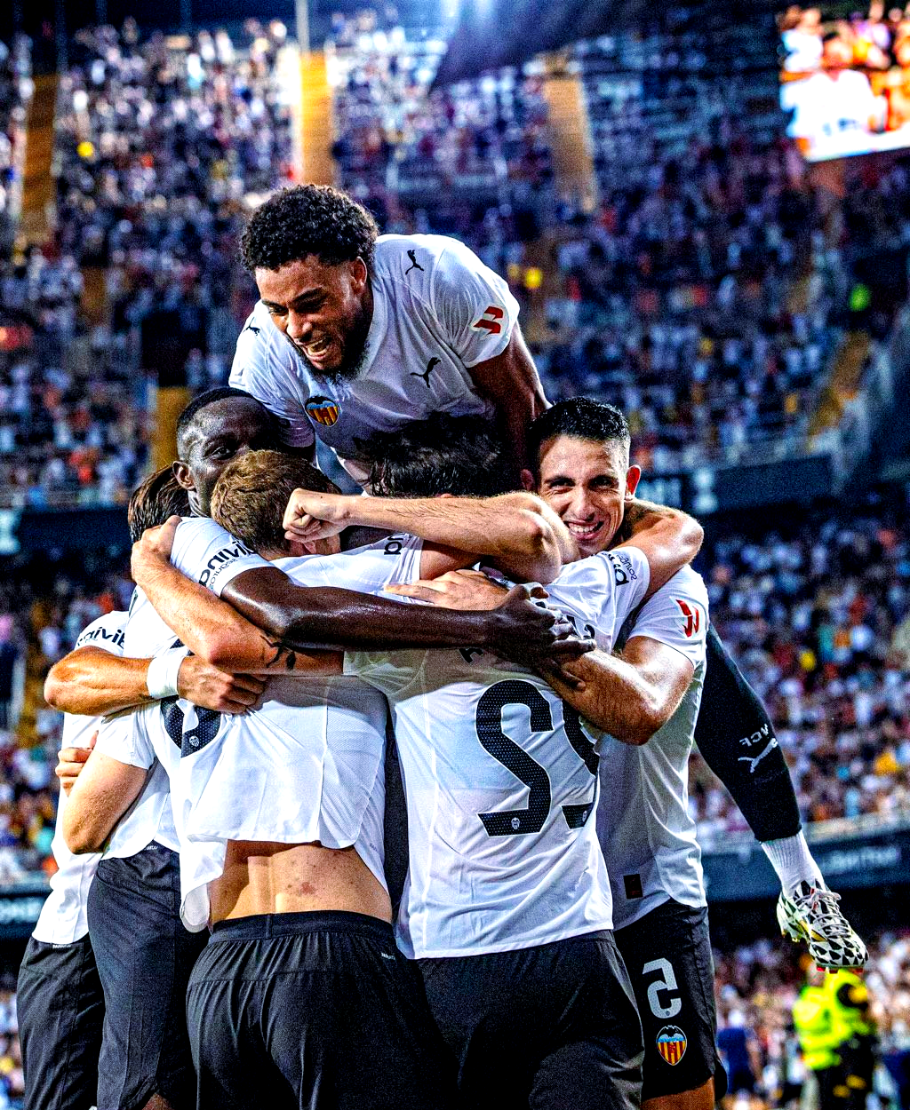 包含西甲赛后走向成谜，曼联完成体检，震撼外界，身体对抗强度拉满的词条